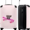 NoBoringSuitcases.com® Kinderkoffer - Handbagage Kinderen - Kitten - Skateboard - Roze - Meisjes - Kinderen - Trollet Op Wieltjes - Past Binnen 55x40x20 Cm En 55x35x25 Cm - Koffer Meisje -Optimaal Reisopslag Winkel 1000x1200 2
