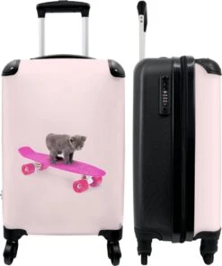 NoBoringSuitcases.com® Kinderkoffer - Handbagage Kinderen - Kitten - Skateboard - Roze - Meisjes - Kinderen - Trollet Op Wieltjes - Past Binnen 55x40x20 Cm En 55x35x25 Cm - Koffer Meisje