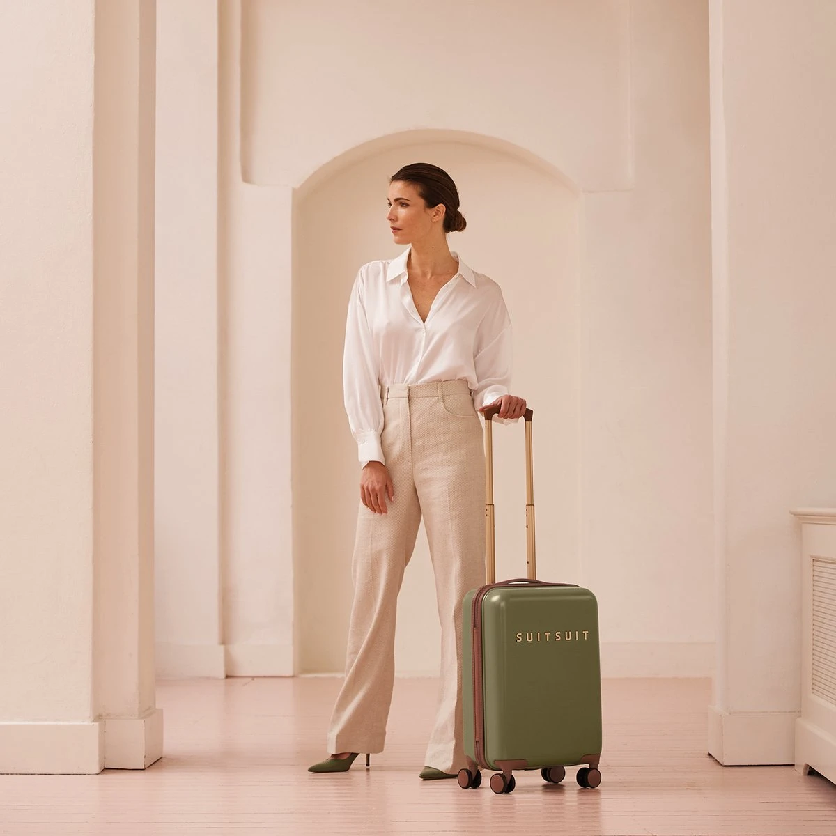 SUITSUIT - Fab Seventies - Martini Olive - Handbagage (55 cm) SUITSUIT - Fab Seventies - Martini Olive - Handbagage (55 Cm) -Optimaal Reisopslag Winkel 1200x1200 335