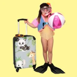 NoBoringSuitcases.com® Koffer - Jungle - Panda - Olifant - Giraffe - Kinderen - Past Binnen 55x40x20 Cm En 55x35x25 Cm - Handbagage - Trolley - Fotokoffer - Cabin Size - Print -Optimaal Reisopslag Winkel 1200x1200 474