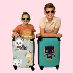 NoBoringSuitcases.com® Koffer - Jungle - Panda - Olifant - Giraffe - Kinderen - Past Binnen 55x40x20 Cm En 55x35x25 Cm - Handbagage - Trolley - Fotokoffer - Cabin Size - Print -Optimaal Reisopslag Winkel 1200x1200 475