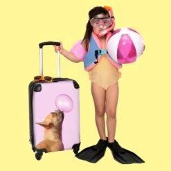 NoBoringSuitcases.com® Kinderkoffer - Hond - Dieren - Kauwgom - Roze - Kinderen - Trolley Kinderen - Past Binnen 55x40x20 Cm En 55x35x25 Cm - Reiskoffer Met Wielen - Koffertje -Optimaal Reisopslag Winkel 1200x1200 543