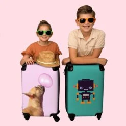 NoBoringSuitcases.com® Kinderkoffer - Hond - Dieren - Kauwgom - Roze - Kinderen - Trolley Kinderen - Past Binnen 55x40x20 Cm En 55x35x25 Cm - Reiskoffer Met Wielen - Koffertje -Optimaal Reisopslag Winkel 1200x1200 546