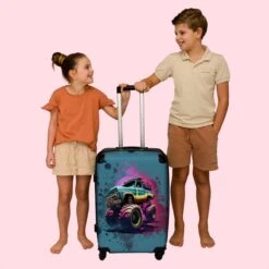 NoBoringSuitcases.com® Koffer Groot - Monstertruck - Verf - Graffiti - Roze - Neon - Trolley Koffer Met TSA-slot - Met Wielen - 90 Liter - Reiskoffer - 66 Cm -Optimaal Reisopslag Winkel 1200x1200 924