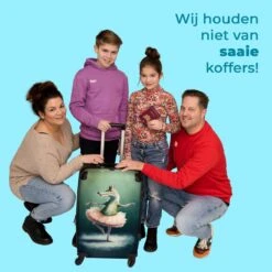 NoBoringSuitcases.com® Koffer Groot - Krokodil - Kroon - Goud - Ballet - Portret - Trolley Koffer Met TSA-slot - Met Wielen - 90 Liter - Reiskoffer - 66 Cm -Optimaal Reisopslag Winkel 1200x1200 936