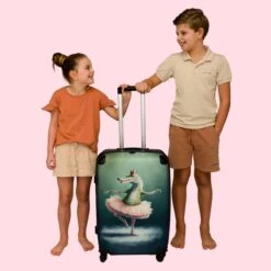 NoBoringSuitcases.com® Koffer Groot - Krokodil - Kroon - Goud - Ballet - Portret - Trolley Koffer Met TSA-slot - Met Wielen - 90 Liter - Reiskoffer - 66 Cm -Optimaal Reisopslag Winkel 1200x1200 938