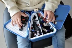 Trunki: TEEBEE Terrance Blauw - Kids Travel Toy Box, Bevat Een Leuk Activiteitenboekje, Kleurpotloden En Stickers, In Doos 15,5x18x18cm, 3+ -Optimaal Reisopslag Winkel 1200x800 37