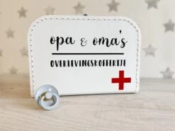Kinder Koffertje | Opa & Oma Overlevingskoffertje | Logeerkoffer | Kraamcadeau | Baby | Wit | Kinderkoffer