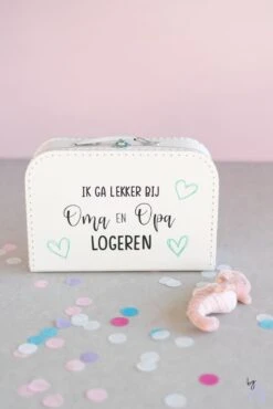 Merkloos ByMi |Koffertje Ik Ga Lekker Logeren Bij Opa En Oma| Aankondiging| Zwangerschap| Kraam Cadeau| Zwanger| Gepersonaliseerd -Optimaal Reisopslag Winkel 801x1200 11
